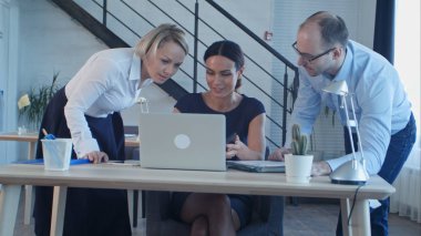 Meşgul bir ofiste çalışan insanlar