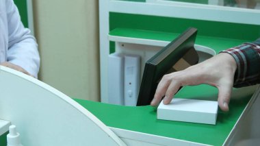 Eczacı tutarak ellerinde Tablet ve dolar nakit ile ödeme müşteri verdi