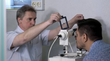 Üst düzey optometrist görme hasta için test yapıyor