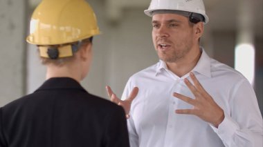 İş planı bir inşaat alanında tartışırken iki arkadaşları