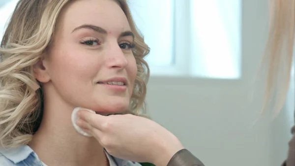 Make-up artist cleaning skin on model face — Stock Photo, Image