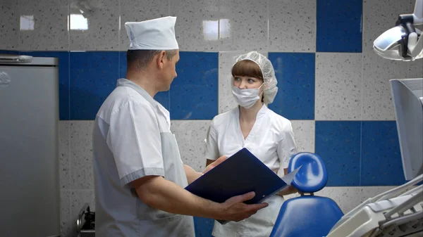 Tandtechnicus praten met de arts in een lab — Stockfoto