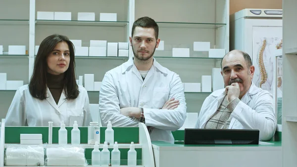 Equipo positivo de farmacéuticos mirando la cámara en la farmacia del hospital — Foto de Stock