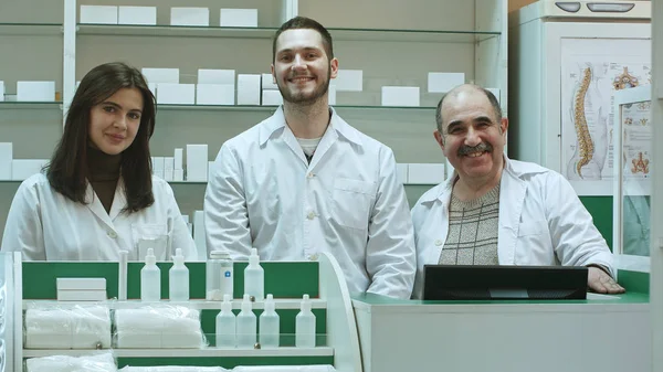 Portrait d'une équipe pharmaceutique souriant et regardant la caméra — Photo