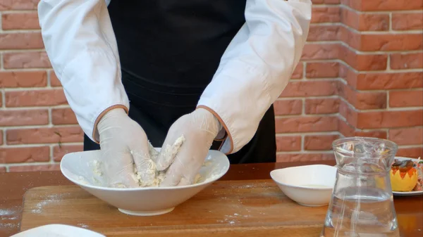 Facendo la pasta da mani maschili su tavolo di legno — Foto Stock