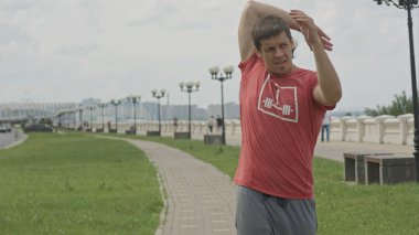 Yakışıklı atlet açık havada koşu önce ısınma