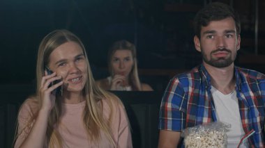 Telefondaki kadın sinemada film sırasında can sıkıcı
