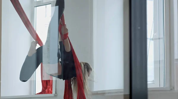 Mooie danseres vliegen op luchtfoto stof, doen oefening op klasse — Stockfoto