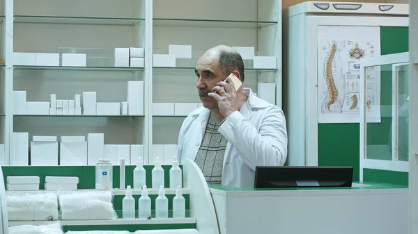 Cliente de consultoria farmacêutica via telefone celular em farmácia — Fotografia de Stock