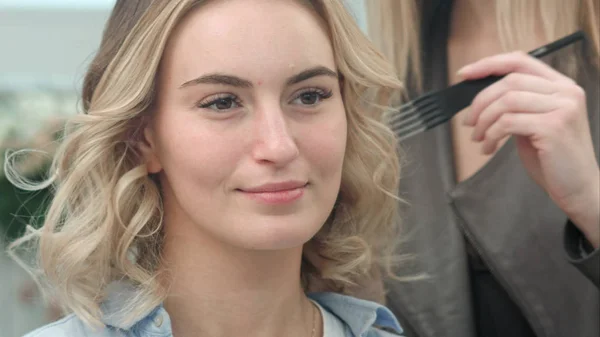 Молода блондинка модель має зачіску перед зйомкою — стокове фото
