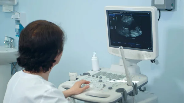 Female doctor working at modern ultrasound equipment — Stock Photo, Image