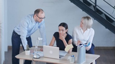 Modern ofis projesinde tartışırken iş adamları