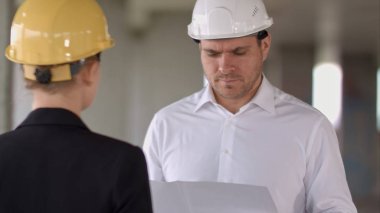 Şantiye, inşaat için insanlar işadamı ve bina hakkında tartışıyor kadın planı
