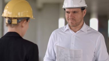 Yakışıklı mimar inşaat site göstermek yerine inşa inşaat sitesinde Danışmanı ile