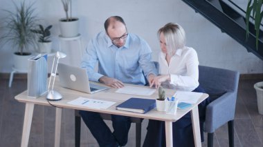 Modern çatı katında yeni başlangıç projesi ile çalışan genç iş ekibi