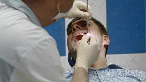 Tandarts overzicht van client tanden — Stockfoto