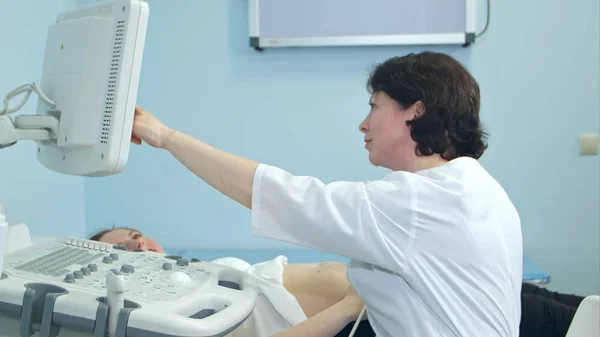 Kvinnliga läkare visar ultraljud resultat till hennes patient — Stockfoto