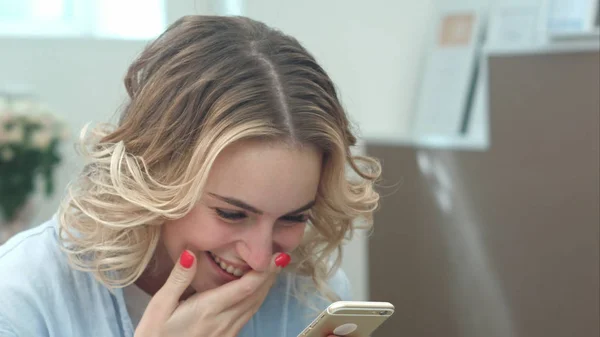 Mujer sorprendida viendo la pantalla del teléfono móvil — Foto de Stock