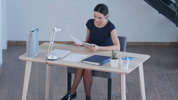 Mujer de negocios madura con tableta digital en la oficina — Foto de Stock