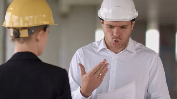 Ekip kurucu var sorun ve kızgın inşaat site bina