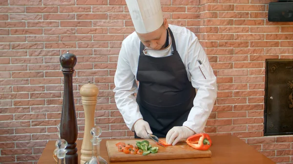 Chef corte de pimentão para salada — Fotografia de Stock