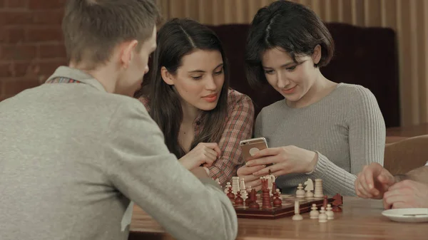 Chica tomando fotos de jugar al ajedrez — Foto de Stock