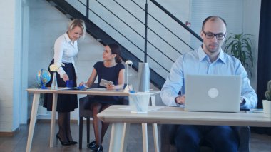 Grup iş adamları smart casual giyim yaratıcı ofisinde çalışmaya başlayın