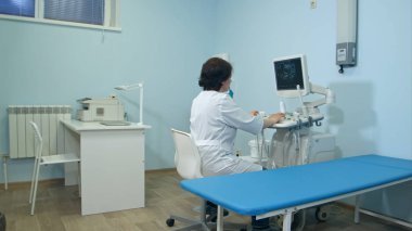 Kadın doktor ultrason tanılama makine çalışma