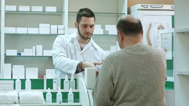 Komuta sizde müşteri ve alma ödeme Doları eczaneden ilaç veren genç eczacı