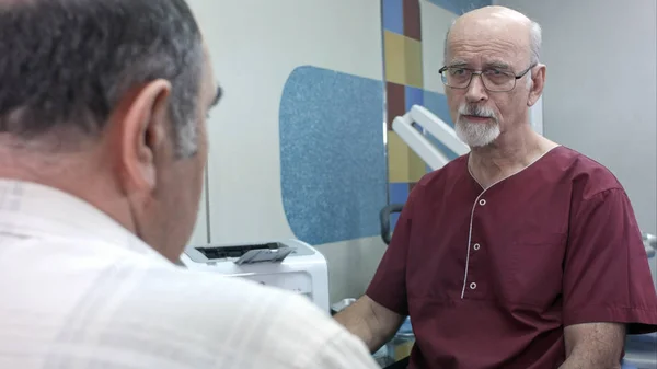 Старший пацієнт пройшов консультацію з лікарем у лікарні — стокове фото