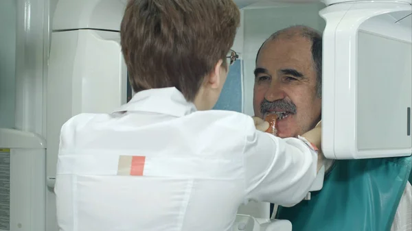 Fogászati vezető beteg megy a fogak panorámás koponya vizsgálata — Stock Fotó
