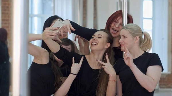 Bir selfie sonra bir kutup dans dersi almak güzel genç kadın grubu — Stok fotoğraf