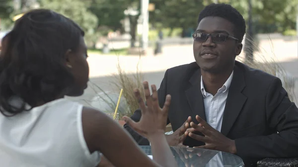 Des collègues afro-américains discutent et font de la paperasserie dans un café — Photo