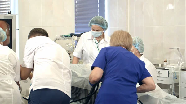 Groupe Médecins Infirmières Qui Regardent Moniteur Pendant Opération Chirurgicale Tir — Photo