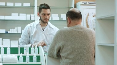 Tablet veya hap satın almak için eczaneye gelen üst düzey adam