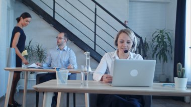 Telefon görüşmesi sahip ve browsing belgili tanımlık enterne onun bilgisayar üzerinde güzel çağrı merkezi müşteri temsilcisi