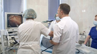 Gastroenterolog doktorlar gastroskopi gerçekleştirme sonda ile