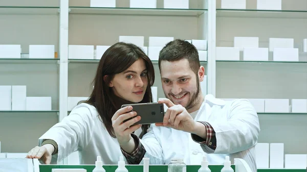 Sourire deux pharmaciens prenant selfie en pharmacie — Photo