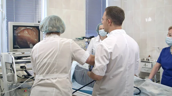 Medici gastroenterologi con sonda che eseguono gastroscopia — Foto Stock