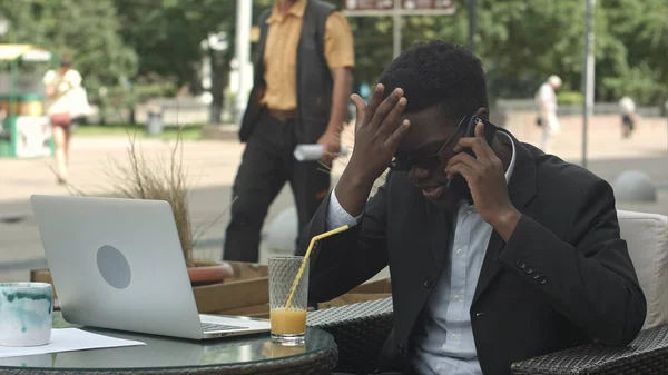 Homme d'affaires afro-américain négociant par téléphone, défendant ses intérêts et son opinion — Photo