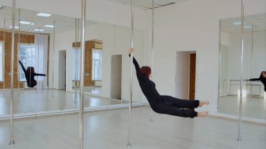 Şerit plastik direk dansör Studio pilon üzerinde egzersiz