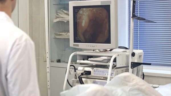 Хирург смотрит на монитор во время эндоскопии — стоковое фото