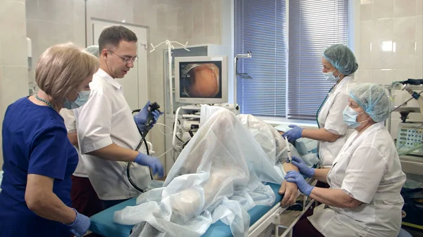 Medici che conducono la procedura in sala endoscopia — Foto Stock
