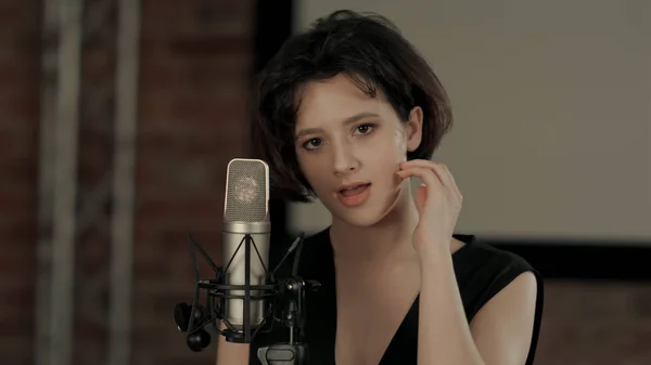 A menina canta no restaurante — Fotografia de Stock