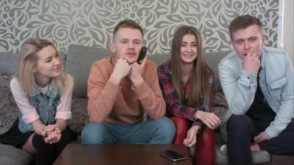 Gruppe af teenage mennesker ser komedie og griner – Stock-video