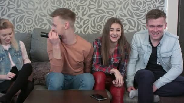 Mladá univerzita přátelé mají společenské setkání ve studentském domě, hlasitě diskutovat o filmu — Stock video
