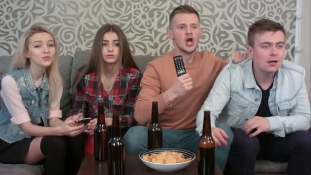 Groep vrienden kijken naar sport spel op Tv thuis en reactie voor een partij — Stockvideo