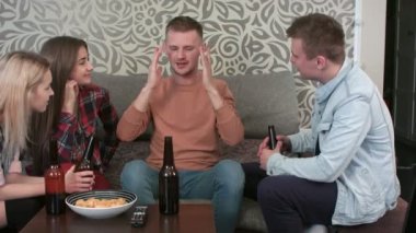 Masanın, bira içme ve komik hikaye anlatmaya öğrenciler