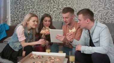 Paket servisi olan restoran pizza yemek ve program tablet izlerken arkadaş grubu