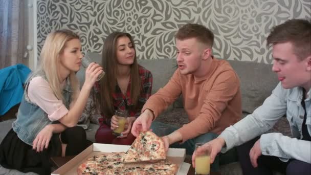 Grupa przyjaciół, pizza wynos jedzenie i picie soku pomarańczowego — Wideo stockowe